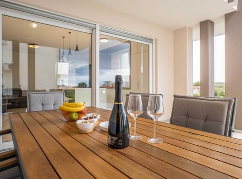 Apartment (Three Bedroom Apartment with Sea View) | Dining room