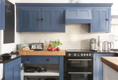 Henscath House, Mullion. Ground Floor: Family cooking and dining is a breeze at Henscath House