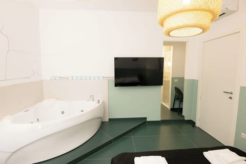 Deluxe Studio Suite, 1 Queen Bed, Non Smoking, Jetted Tub | Individually decorated, desk, laptop workspace, soundproofing