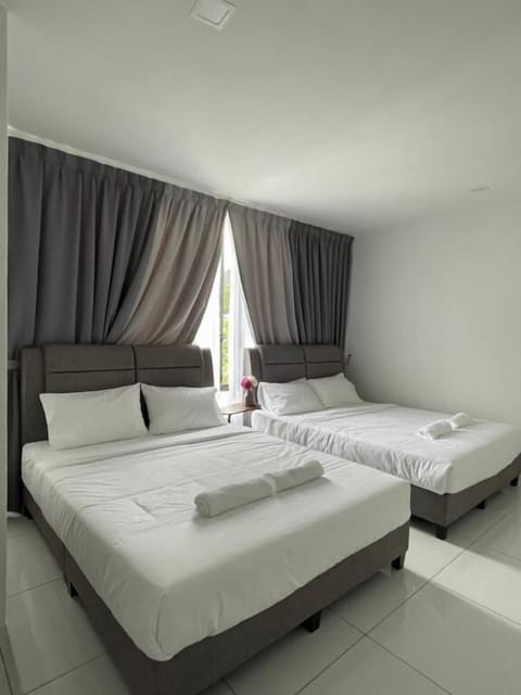 Superior Quadruple Room | Bathroom | Hair dryer, slippers, bidet, towels