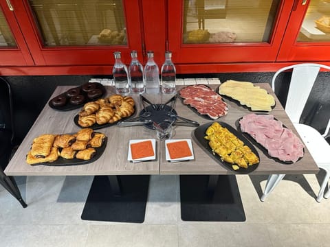 Breakfast, lunch, dinner and brunch served