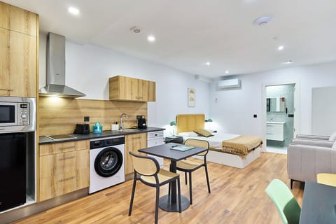 Studio | Private kitchen | Mini-fridge, microwave, stovetop, cookware/dishes/utensils