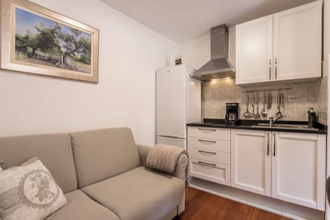 Classic Apartment, 2 Bedrooms, Non Smoking | Private kitchen
