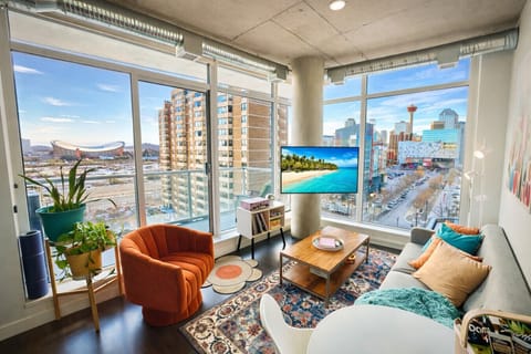 Sun-filled corner suite with stunning views of the Saddledome and Calgary Tower