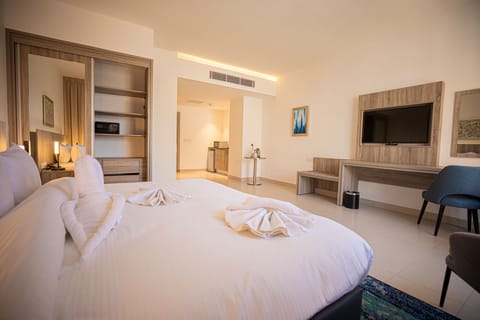 Standard Double Room | In-room safe, desk, laptop workspace, blackout drapes