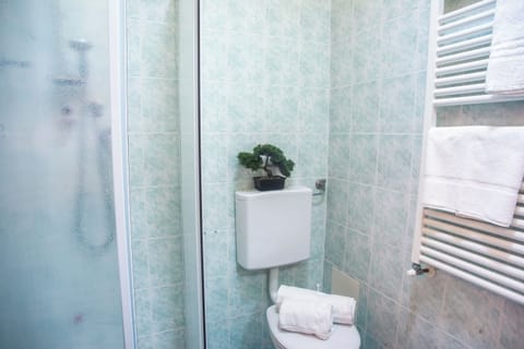 Family Apartment, 1 Bedroom, Microwave (La Perla) | Bathroom