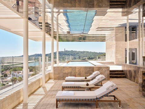 Seasonal outdoor pool, free cabanas, pool umbrellas