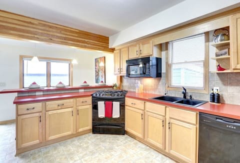 Kitchen well stocked with full amenities