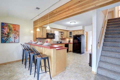 Fully equipped kitchen with breakfast bar