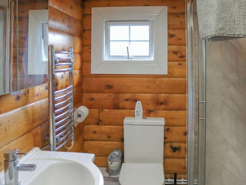 Bathroom | Babbling Brook Lodge, Trawsfynydd