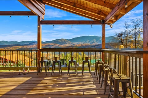 Enjoy drinks and conversation at Signature Stay’s mountains views bar with 8 stools, the perfect spot for entertaining