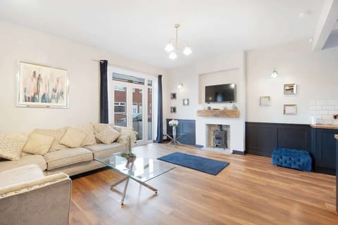 Spacious living room equipped with a SMART TV with Netflix, an indoor fireplace with ample seating to sit down and relax. 