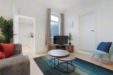Spacious living room equipped with a 32-inch SMART TV with Netflix and plenty of space to sit down and relax. 