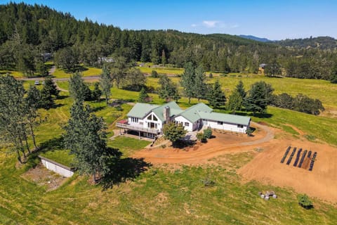 Oakland Vacation Rental | 4BR | 3BA | 3 Steps to Enter | 4,500 Sq Ft