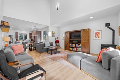 Living area with a look into the dining and kitchen