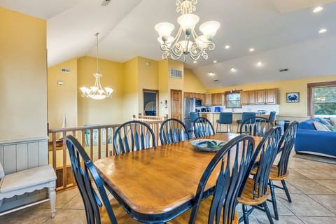 Top-Level Dining Room with Table (seats 8)