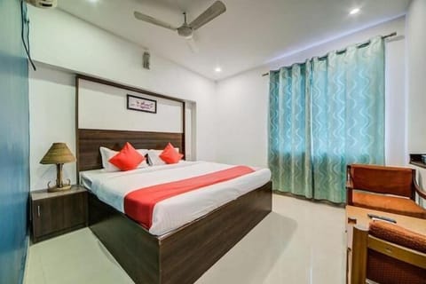 Deluxe Room, City View | Laptop workspace, free WiFi