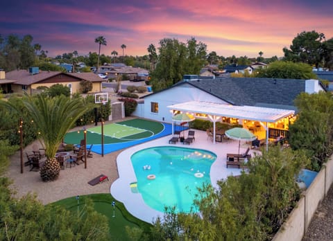 Escape to your ultimate Scottsdale retreat, complete with luxurious resort-style amenities!