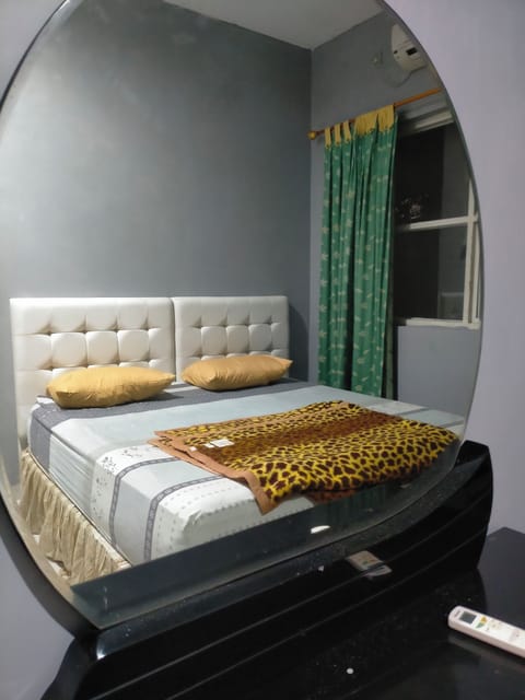 Family Room | Desk, WiFi (free), bed sheets