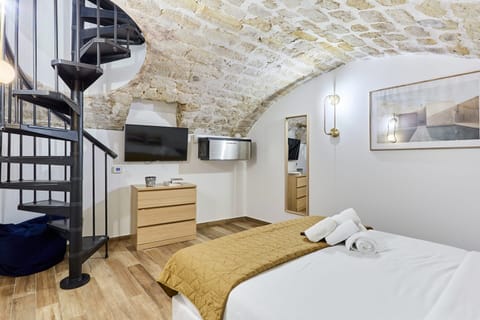 Apartment | Laptop workspace, iron/ironing board, bed sheets