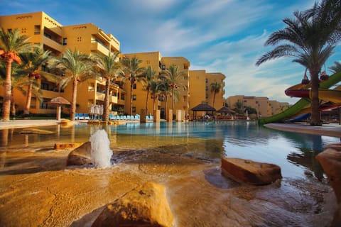 4 outdoor pools, free cabanas, pool umbrellas