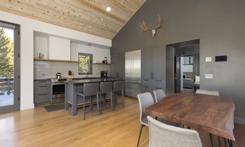 Lake Cabin 4 dining3