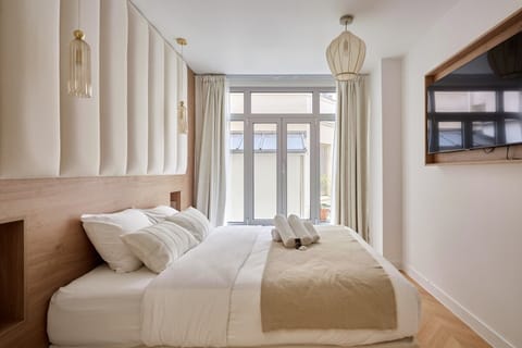 Apartment | Laptop workspace, iron/ironing board, bed sheets