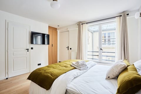 Apartment | Laptop workspace, iron/ironing board, bed sheets