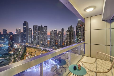 Premium Studio, 1 King Bed, City View | Balcony