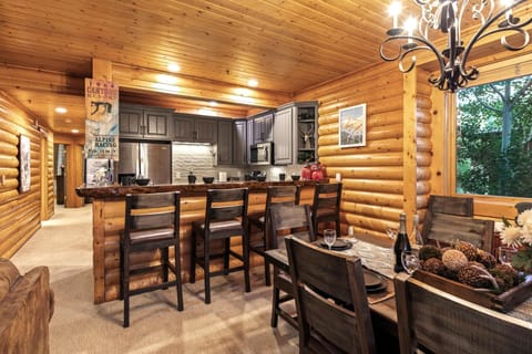 Condo (2 Bedrooms) | Dining