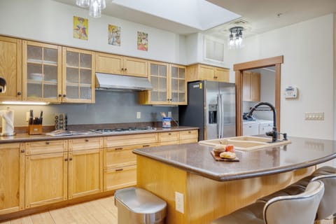 Fully equipped kitchen.