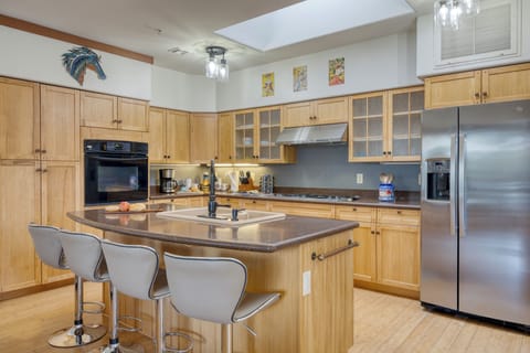 Fully equipped kitchen.