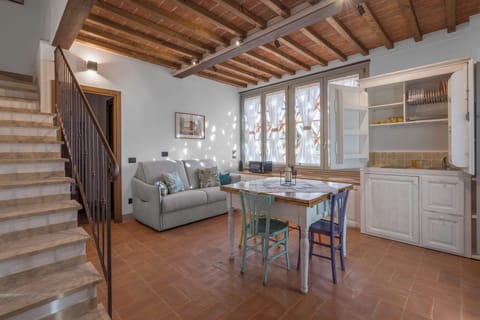 Apartment, Courtyard View | Living area | 32-inch flat-screen TV with cable channels