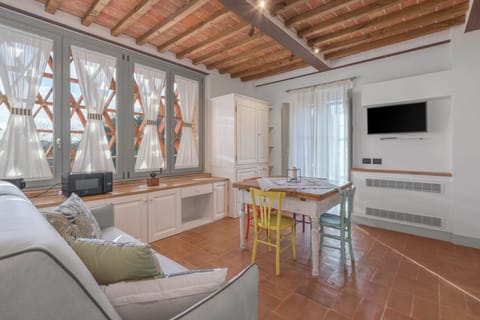 Apartment, Courtyard View | Living area | 32-inch flat-screen TV with cable channels