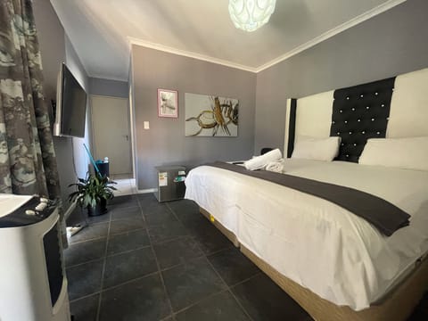 Standard Room, 1 King Bed, Pool View | Free WiFi, wheelchair access