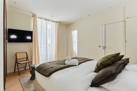 Apartment | Laptop workspace, iron/ironing board, bed sheets
