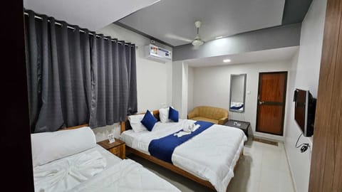 Deluxe Triple Room, 1 Bedroom, Non Smoking, City View | Down comforters, WiFi (free)