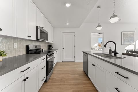 Private kitchen | Fridge, oven, coffee/tea maker, toaster