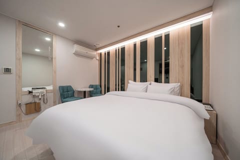 Deluxe Double Room | Down comforters, soundproofing, free WiFi, bed sheets