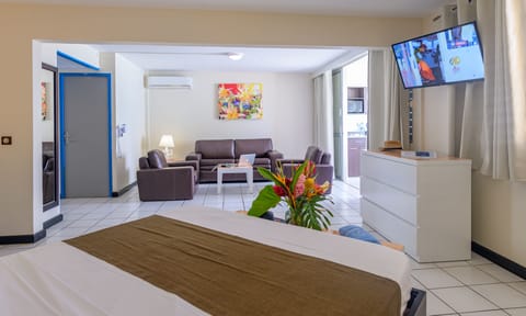 Junior Suite vue mer | In-room safe, desk, laptop workspace, free WiFi