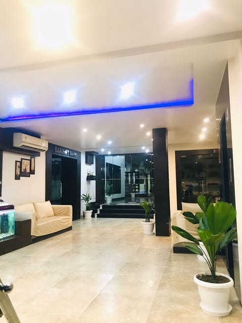 Deluxe Double Room, 1 Queen Bed | Living area | 42-inch LCD TV with cable channels