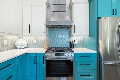 The full sized oven with air fryer and vent hood make cooking a dream