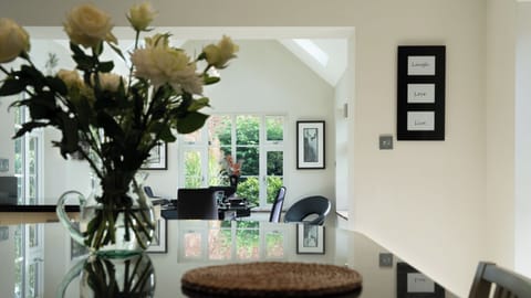 Classic House, Patio | Dining room