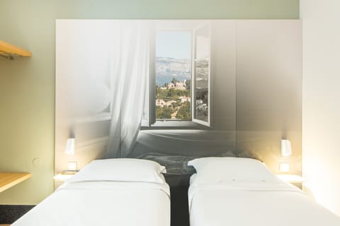 Twin Room, Non Smoking | Premium bedding, desk, free WiFi, bed sheets