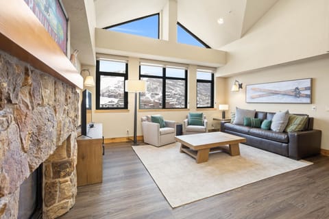 Home Decor, Furniture, Indoors, Living Room, Table