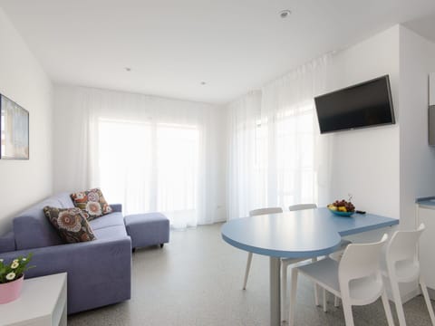 Table, Property, Building, Sky, Window, Wood, Interior Design, Cloud, Lighting, Outdoor Furniture