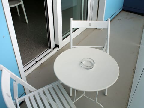 Table, Property, Building, Sky, Window, Wood, Interior Design, Cloud, Lighting, Outdoor Furniture