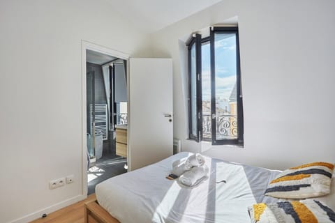 Apartment | Laptop workspace, iron/ironing board, bed sheets