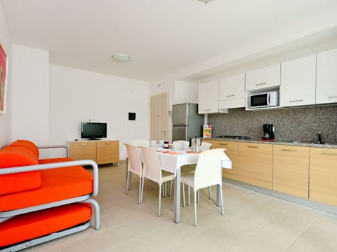 Table, Property, Building, Sky, Window, Wood, Interior Design, Cloud, Lighting, Outdoor Furniture