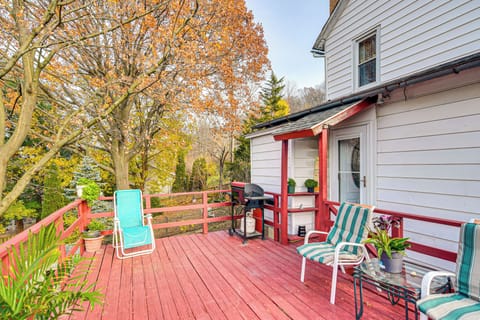 Bethlehem Vacation Rental | 2BR | 1BA | 1,200 Sq Ft | Stairs Required